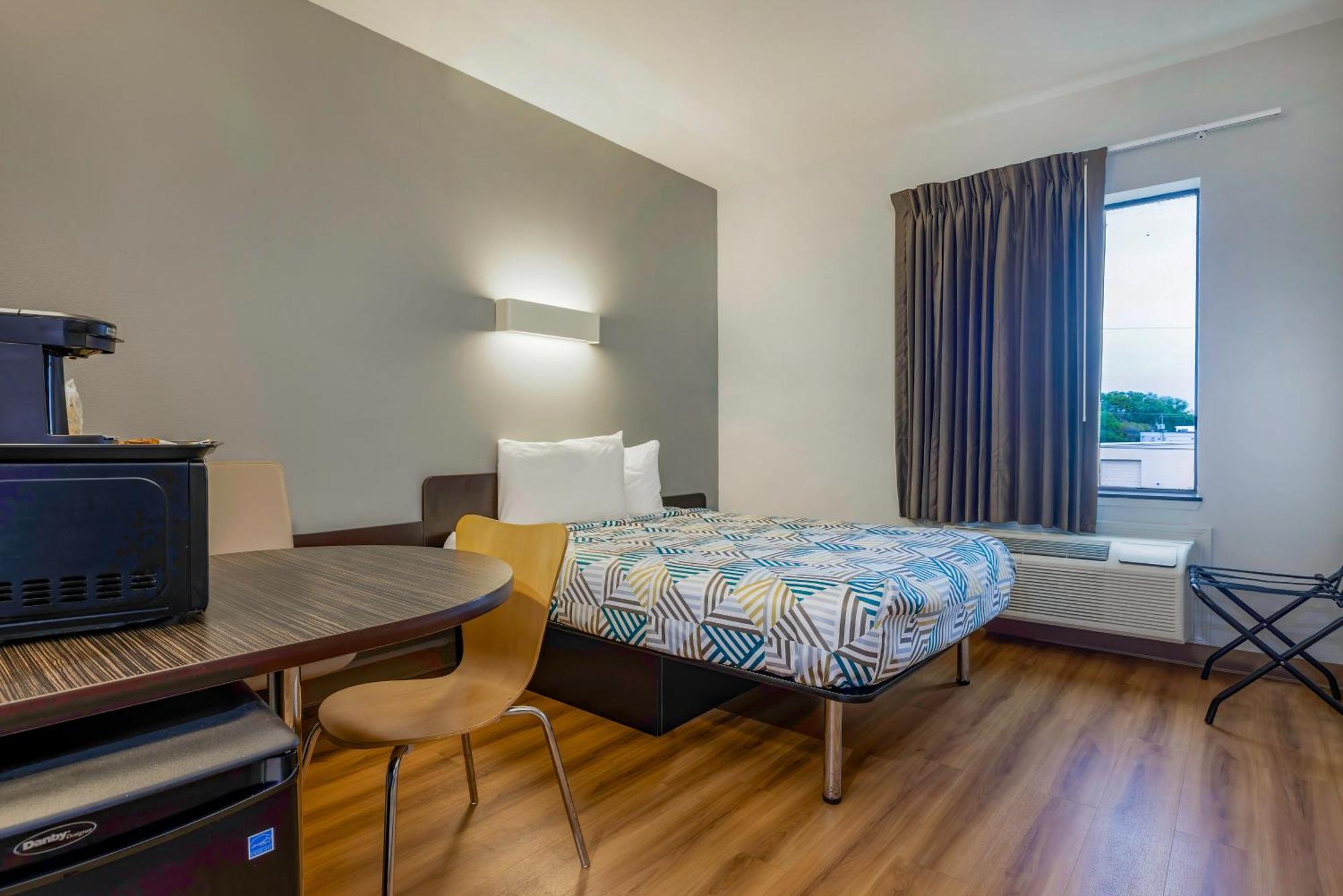 Motel 6 Texas City I-45 Экстерьер фото